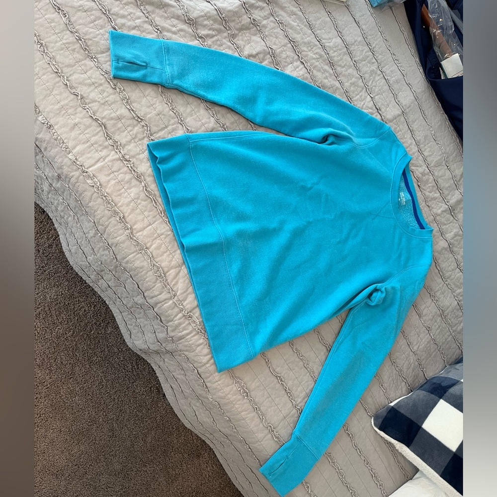 Medium blue Tek Gear fleece sweatshirt with thumb holes
